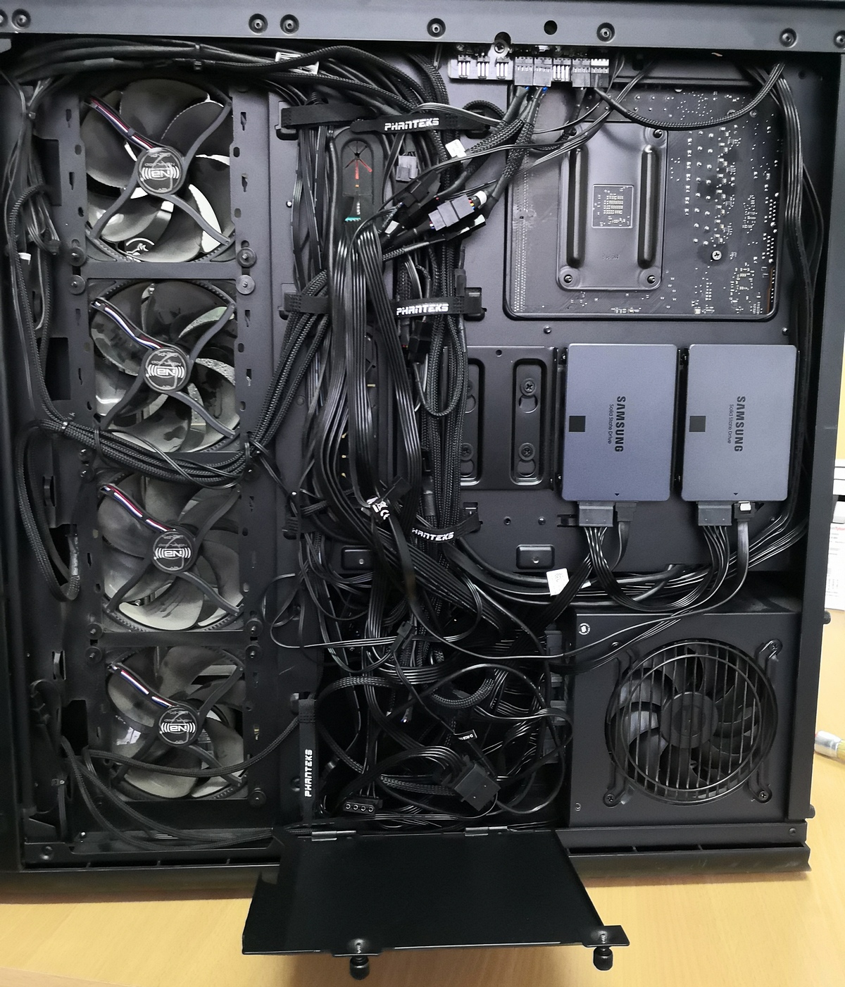 Przed_buda_otwarta_kable_klapa_otwarta.j